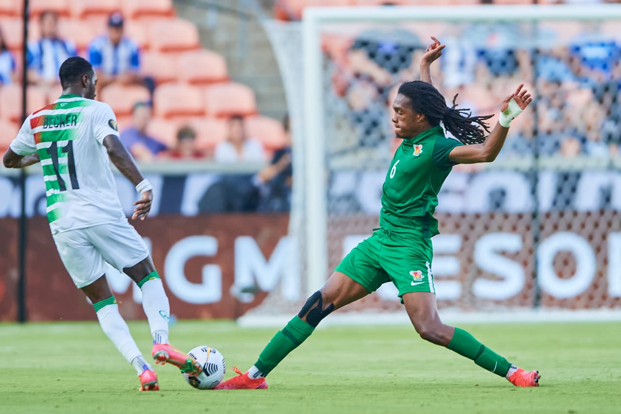 Gleofilo Vlijter y Nigel Hasselbaink se encargan de batir a Kévin Ajax para darle la victoria 2-1 sobre Guadalupe y se despiden con tres puntos en la bolsa.