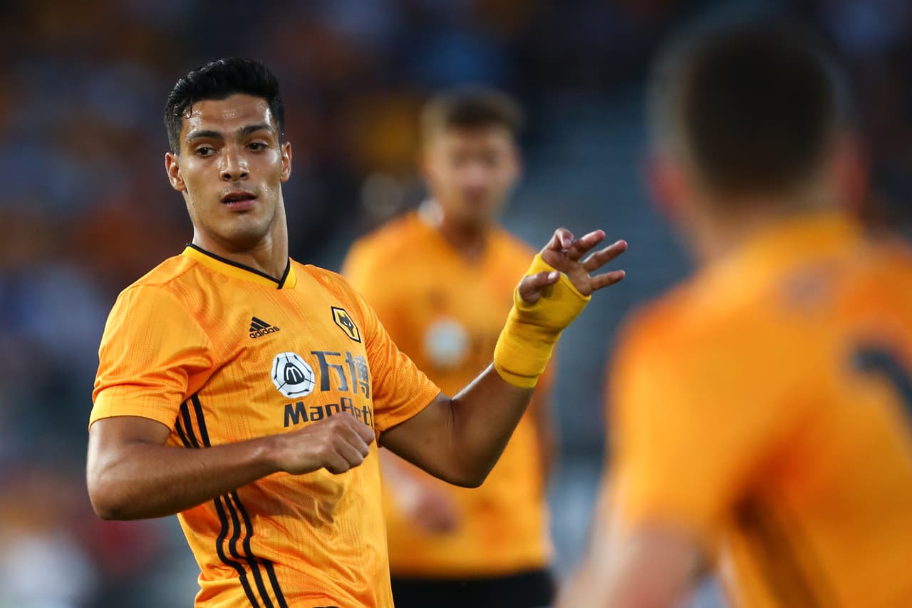 Raúl Jiménez se lesiona tras anotar un doblete