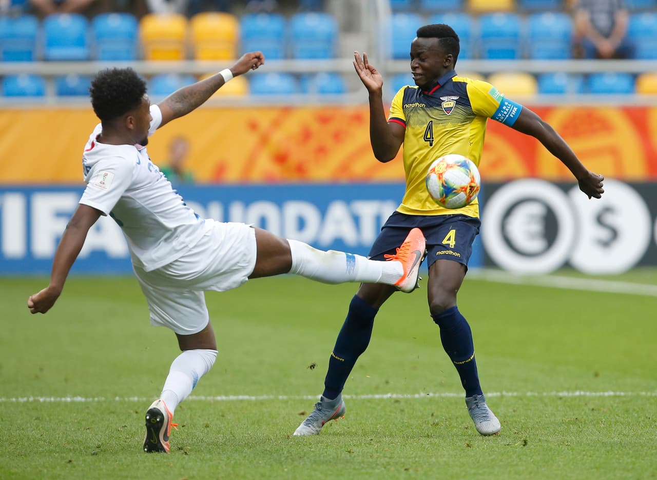 A dos minutos del final del primer tiempo, Jhon Espinoza apareció a centro de Leonardo Campaña para poner el 2-1.
