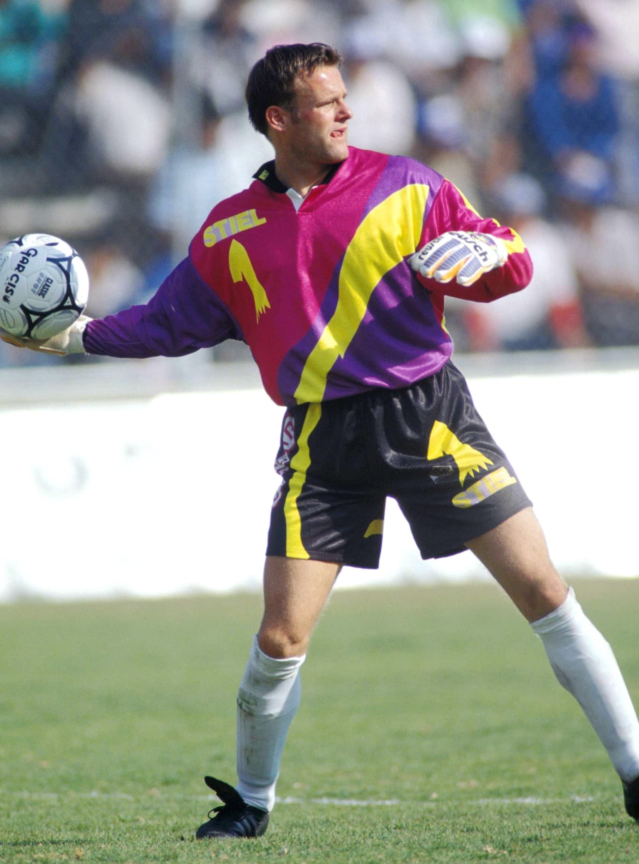 Toros Neza contaba con el guardameta suizo Jörg Stiel, quien jugó en el Borussia Mönchengladbach y disputó la Euro 2004 con Suiza.