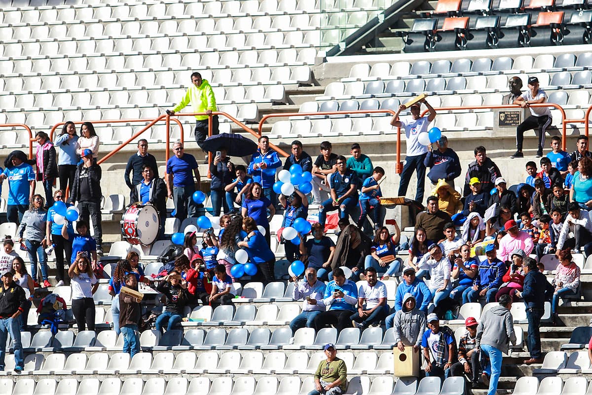 Un buen número de familiares y aficionados del Cruz Azul llegaron para la cita definitiva.