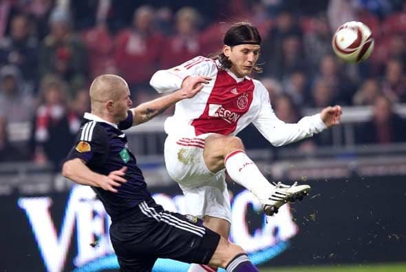 En la Liga de Europa el Ajax cayó en Amsterdam ante el Anderlecht, pero los dos clasificaron a la siguiente ronda.