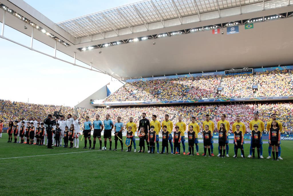 En la Arena Corinthians se vivió un gran ambiente para el juego entre Brasil y Perú que definía el primer lugar del Grupo A.