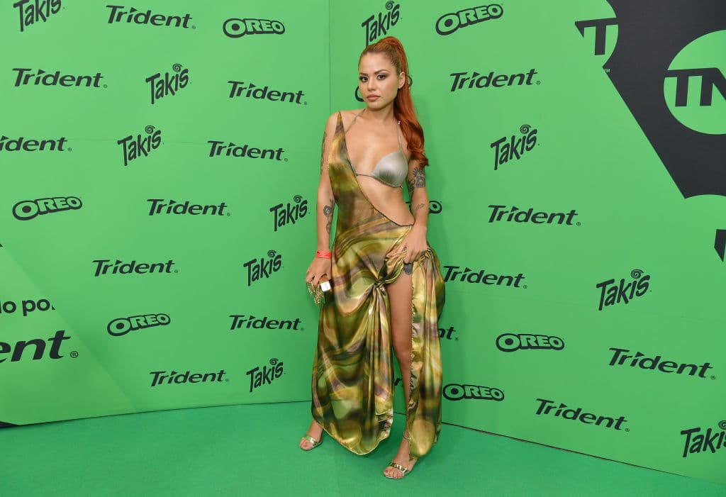 La canción fue censurada en varios países por frases como “Me quiere de rodillas siempre rezando, eso no me preocupa, chico, voy rumbeando, vas girando” y esa fue la parte más ‘light’ de la letra.
<br>