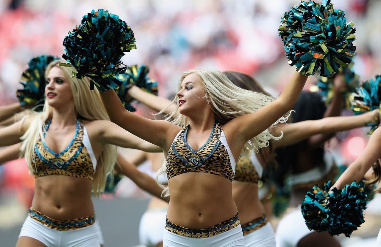 En medio de la polémica porque algunos jugadores de NFL se arrodillan en el himno de Estados Unidos, la belleza y bailes de las porristas ofrecen un aporte único al espectáculo.