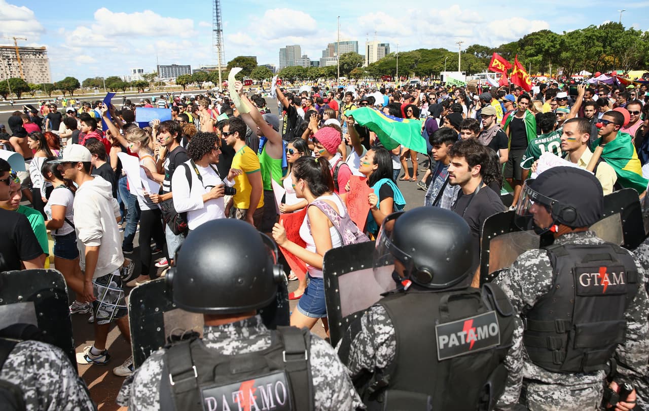Para los dos torneos FIFA los alegatos del pueblo iban dirigidos a la extensa inversión que realizó el Gobierno para remodelar sus estadios y ciudades, mientras miles de personas morían de hambre y no tenían salud ni escuelas dignas. Para Río 2016 las cosas estallaron por escándalos de corrupción como en esta oportunidad, en la que se han programados protestas en favor de Lula Da Silva por su polémico encarcelamiento.