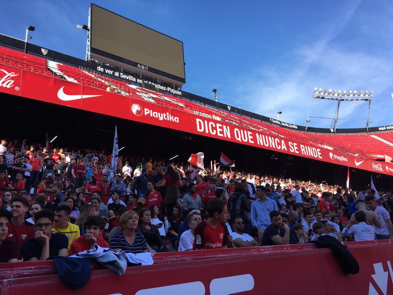 Cientos de aficionados del Sevilla llegaron este viernes al Ramón Sánchez Pizjuán para vivir una sesión de entrenamiento única antes del gran derbi ante el Betis de Andrés Guardado y Diego Lainez. Si es por motivación, los dirigidos por Joaquín Caparrós comenzaron bien el fin de semana.
