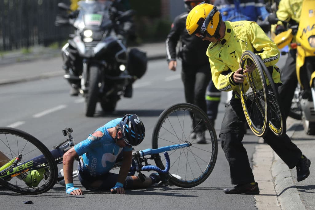 El español del equipo Movistar Mikel Landa también sufrió una caída más allá del pavé, recibiendo atención del equipo de seguridad de la carrera.
