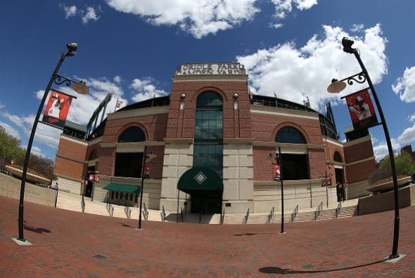 Mientras los ánimos siguen caldeados en Baltimore, los Orioles jugaron contra los Medias Blancas, pero en un estadio vacío, por primera vez en la historia.