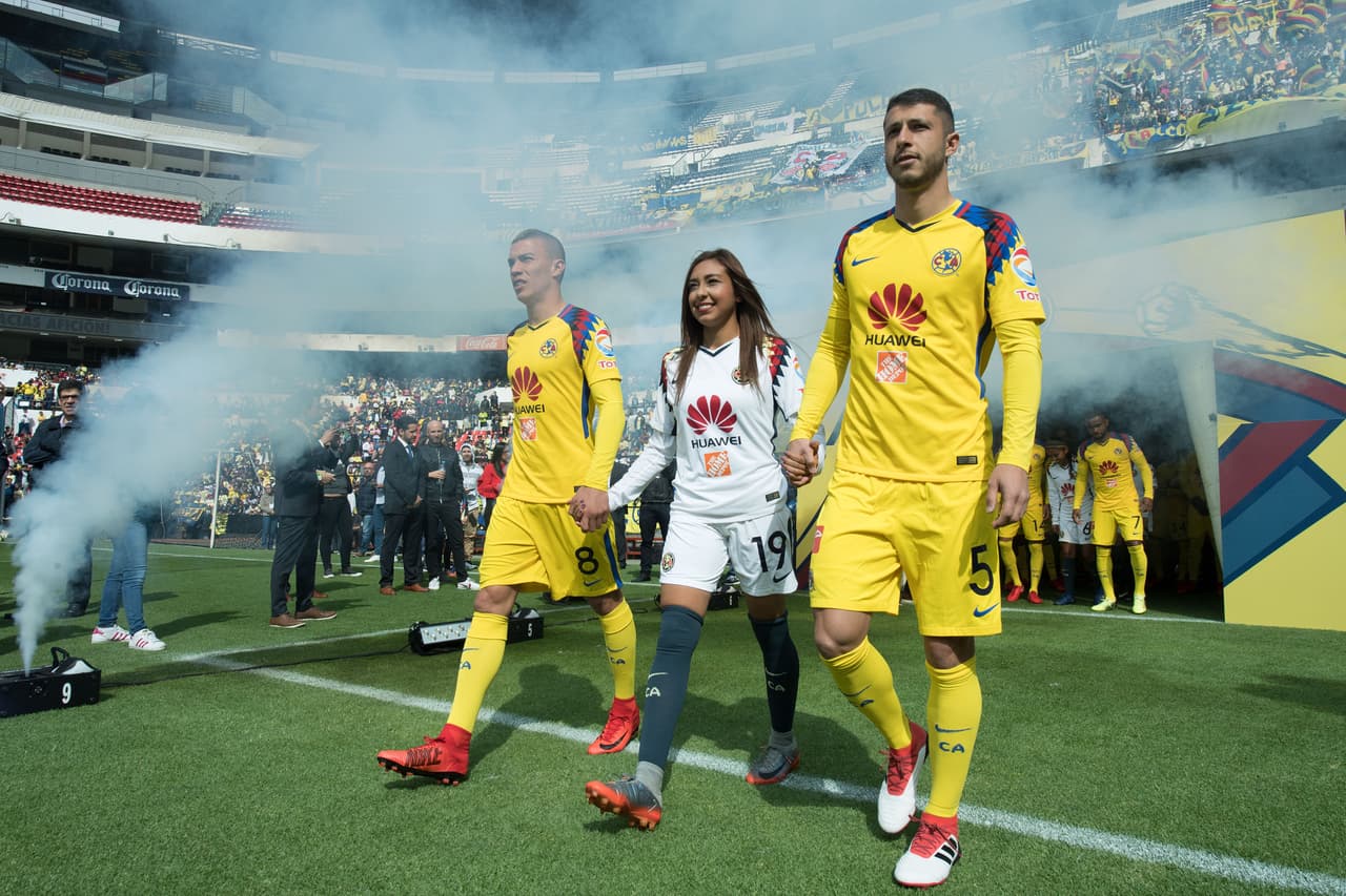 Las Águilas, tanto el equipo varonil y femenil, convivieron con los aficionados y se tomaron la foto oficial con ellos en el Estadio Azteca.