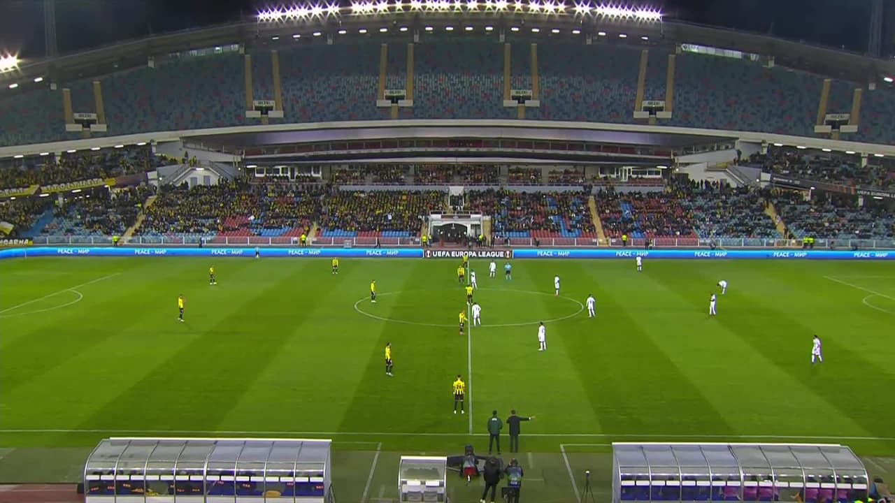 Arranca el partido y la pelota está en juego.