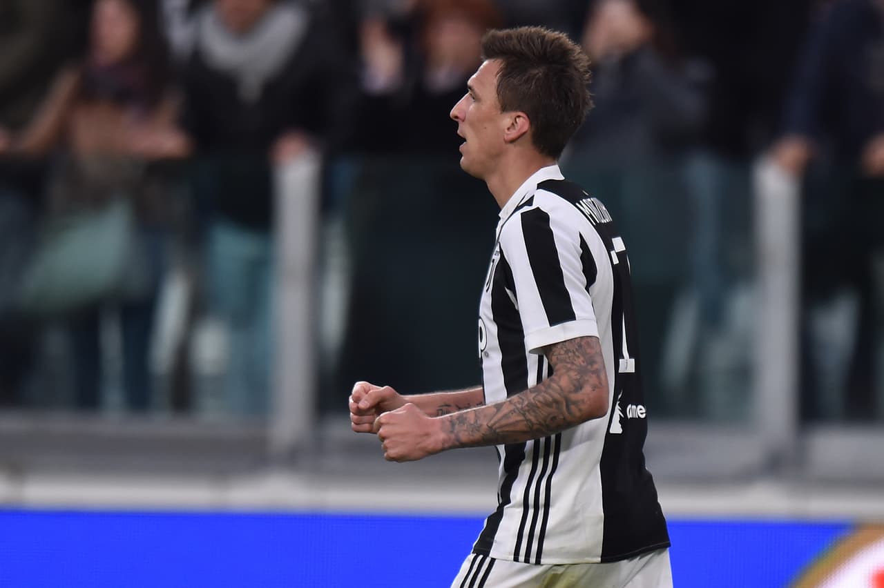La fiesta para Juventus apenas comenzó al minuto 45 del primer tiempo con el gol del croata Mario Madzukic tras pase de Douglas Costa.