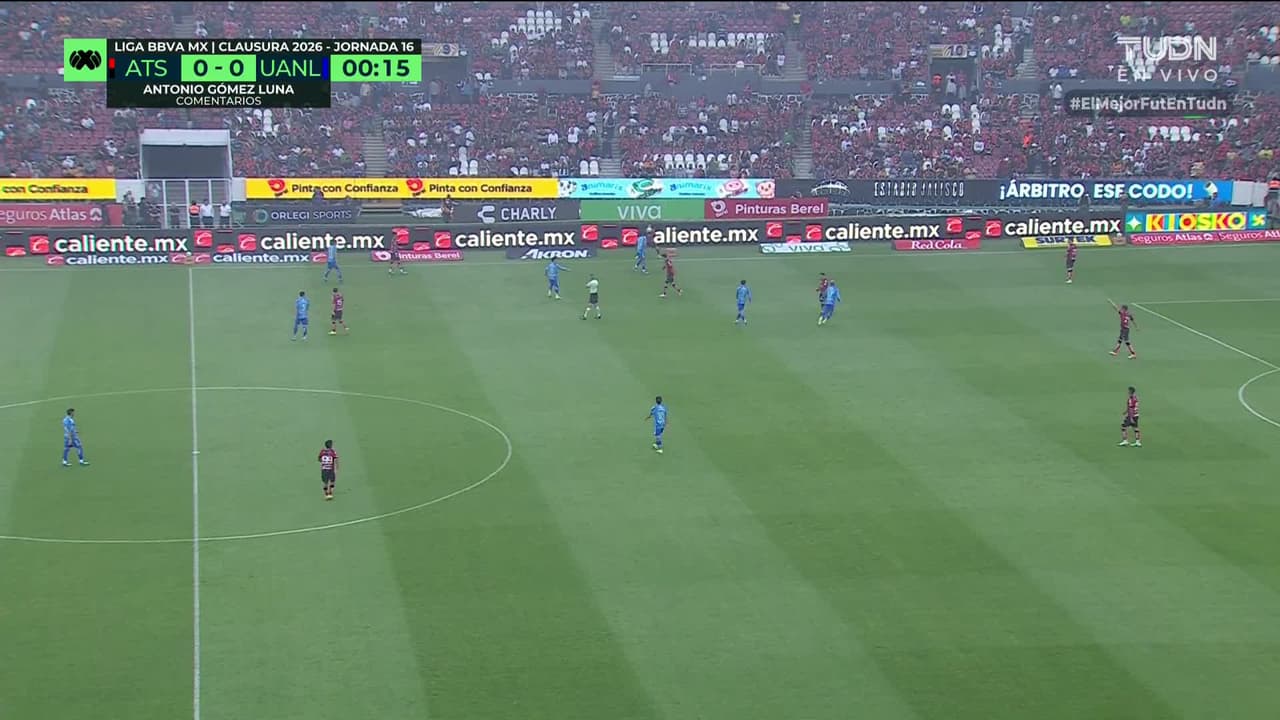 Arranca el partido y la pelota está en juego.
