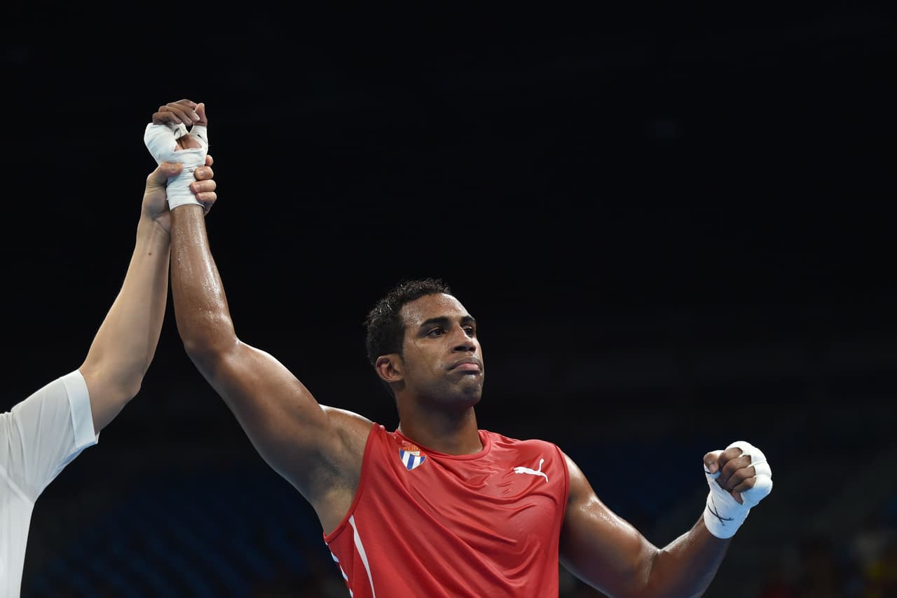 El cubano Arlen López aseguró medalla al vencer al francés Christian Mbilli en combate del boxeo masculino de 75 kgs.