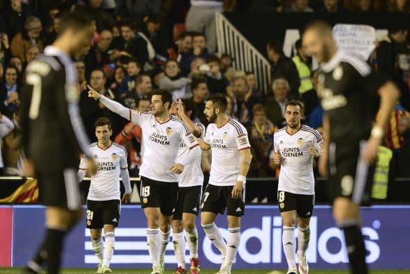 Nicolás Otamendi marcaría el segundo para el Valencia al minuto 65 volviendo locos a los asistentes del Mestalla.