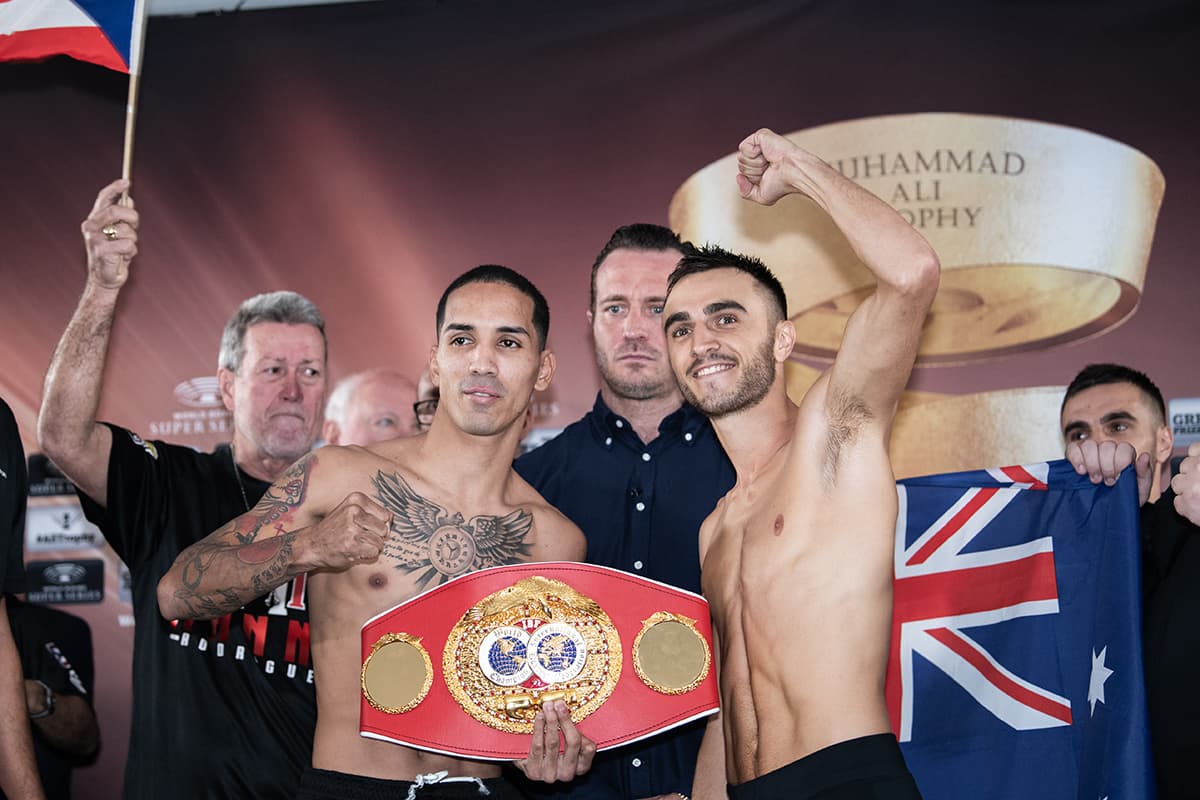 El campeón Emmanuel Rodríguez (izquierda) llega con marca de 18-0, 12 KO y el australiano Jason Moloney (derecha) con registro de 17-0, 14 KO.