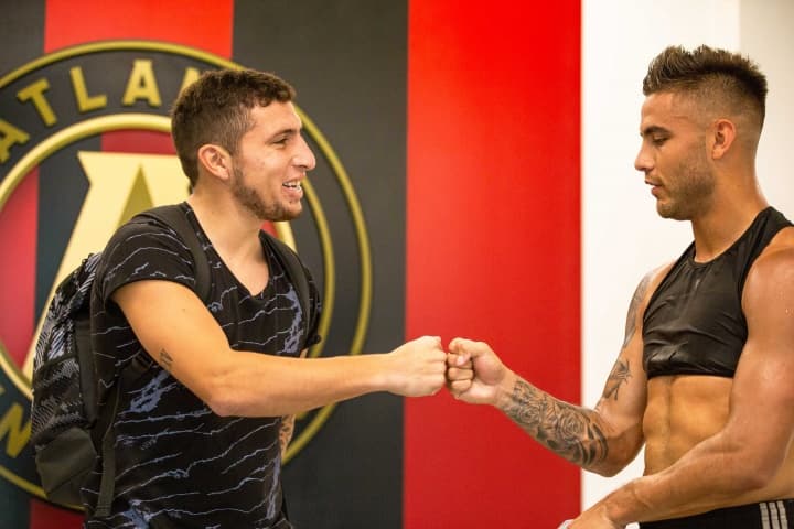 Se saludó con su compatriota y nuevo compañero, Héctor ‘Tito’ Villalba.