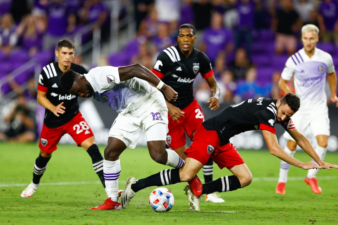 En tiempo de descuento, Daryl Dike marcó el gol del triunfo para 'los Leones'.
<br>