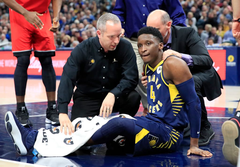 Al momento de ser trasladado de la duela en una camilla recibió una gran ovación de pie por parte de los aficionados en el Bankers Life Fieldhouse.