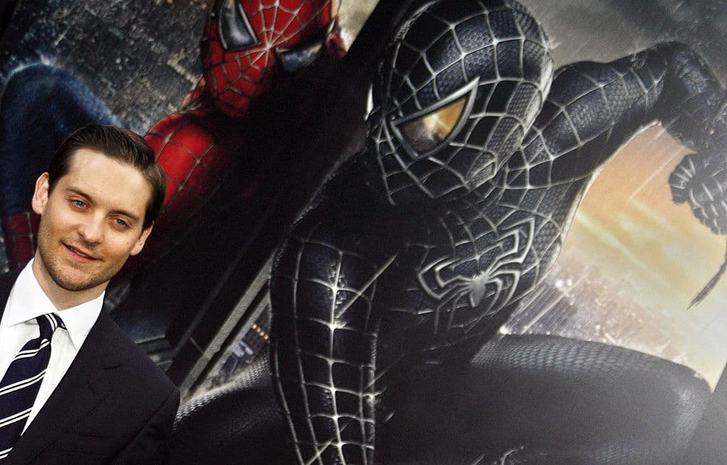 Y no sólo él regresa, pues el entrañable Tobey Maguire volverá a reencarnar a Spider Man.