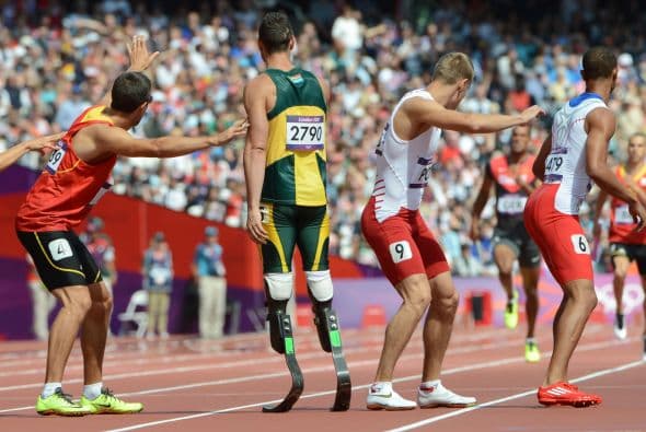 Pistorius debutó en los relevos en la final del 4x400m, en el que su equipo terminó en el penúltimo lugar. A pesar de eso, su aparición fue exitosa y envió un mensaje sobre los deportistas con capacidades diferentes.