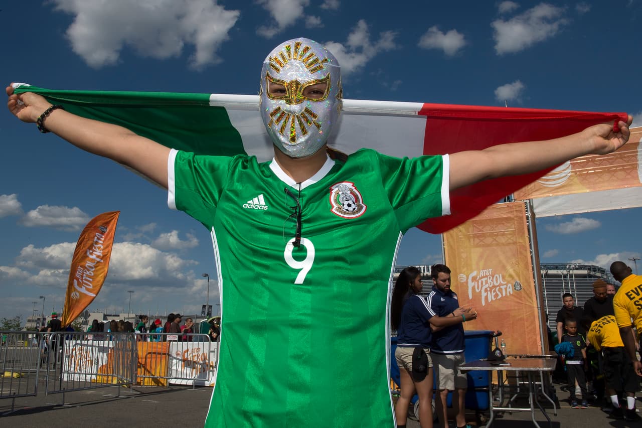 Cuernos, máscaras de lucha libre, maquillaje, banderas y disfraces fue sólo un poco del folclor vivido durante el partido amistoso del Tri.