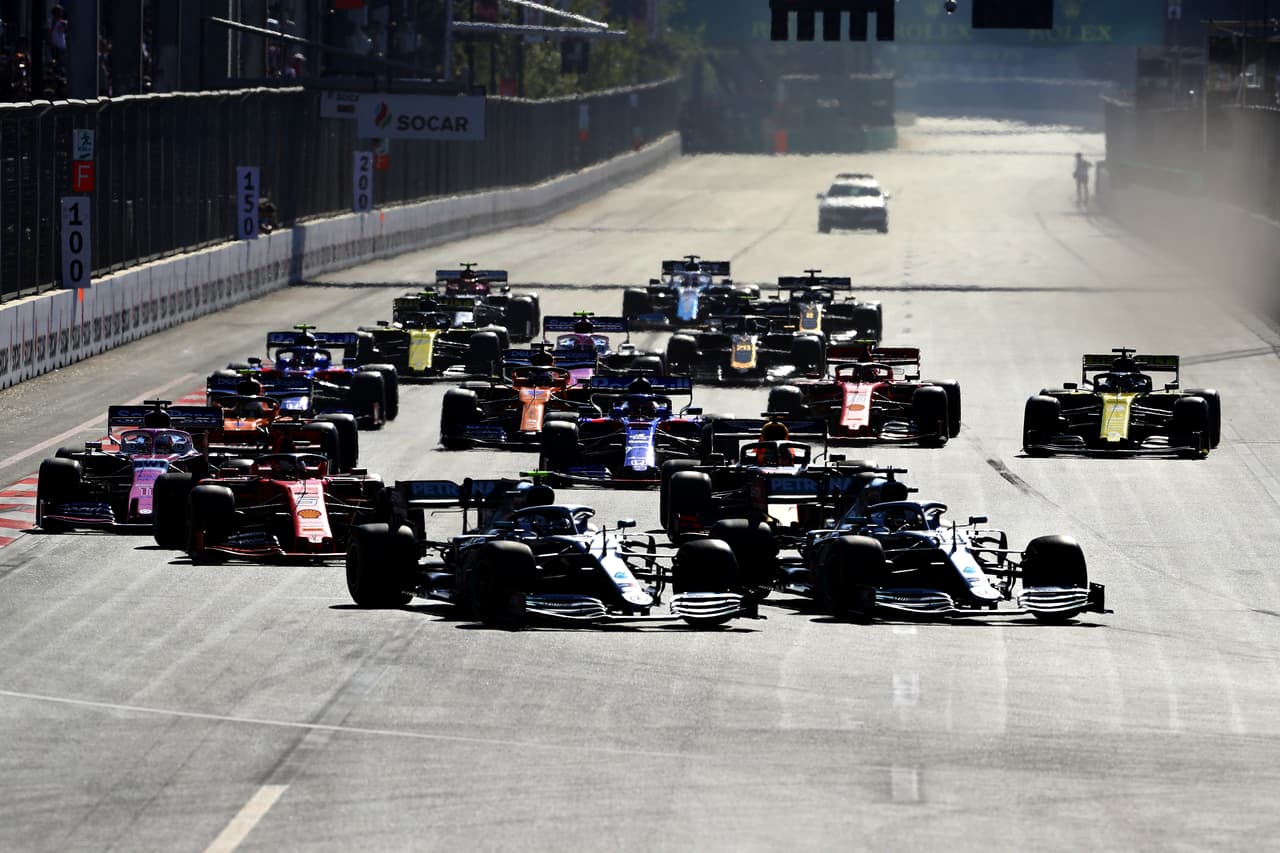 El finlandés Valtteri Bottas y el británico Lewis Hamilton salieron de primero y de segundo, respectivamente.