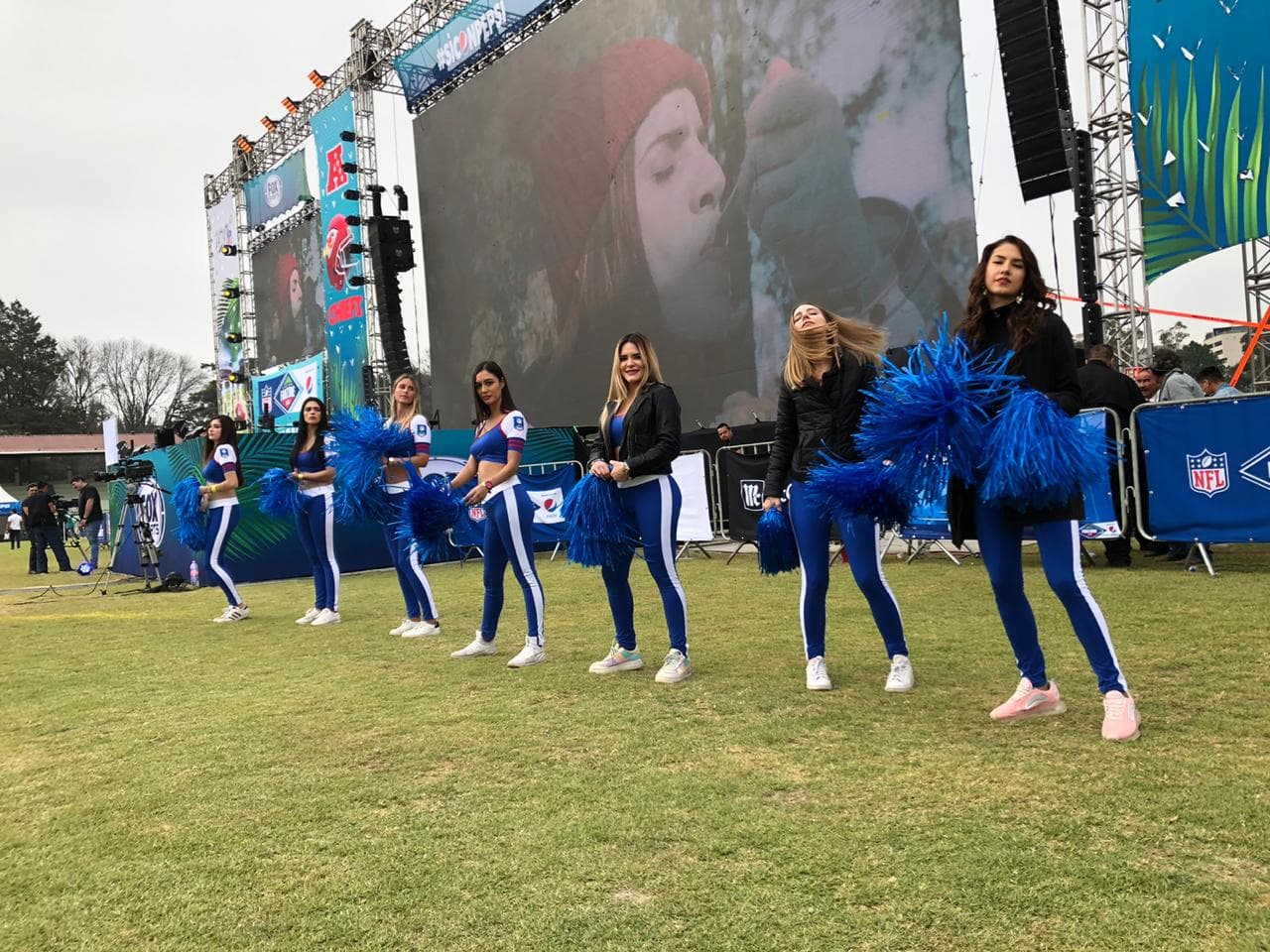 Ambiente totalmente familiar en la Fan Zone de la NFL en México. Los aficionados disfrutan de una Sala Lounge VIP con pantalla gigante y diversas actividades como: gol de campo, velocidad y puntería.