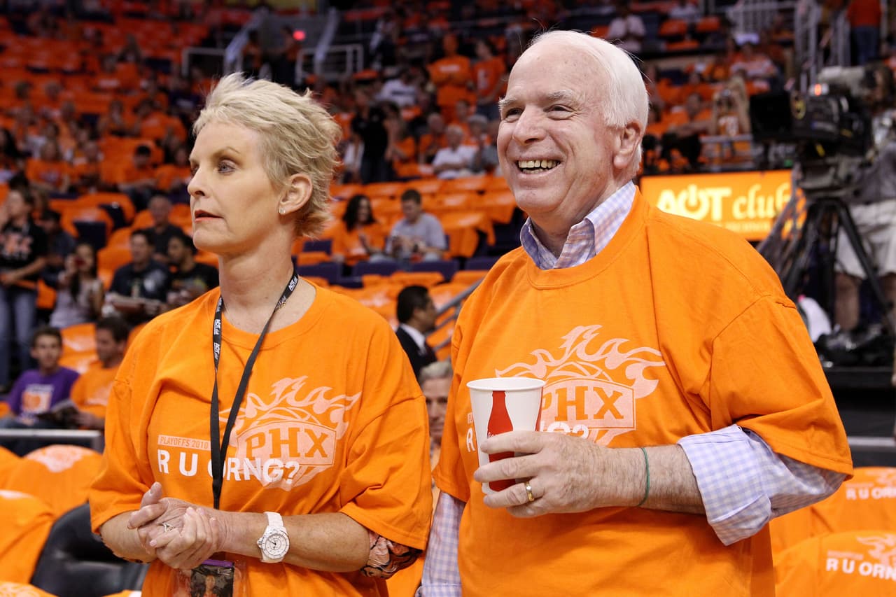 Aquí el senador McCain aparece disfrutando de un partido de temporada regular de los Phoenix Suns, otro de los equipos queridos por el político.