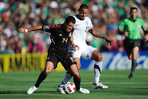 Fueron muchas las veces que Hernández cubría el balón con el cuerpo y se lo pasaba a un compañero mejor colocado.