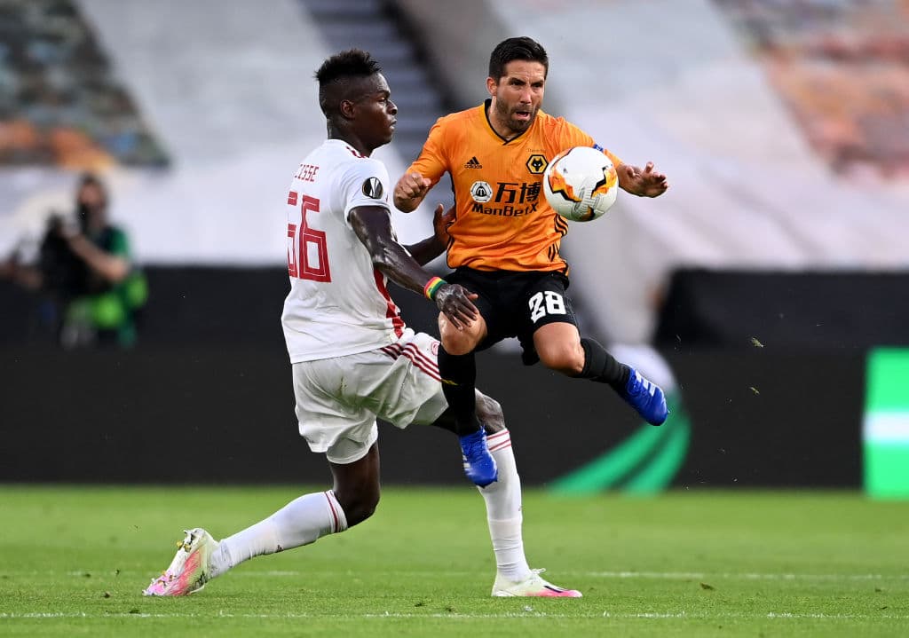 El partido arranca con intensidad por parte de los dos equipos, pero el Wolverhampton aparece un poco más agresivo.