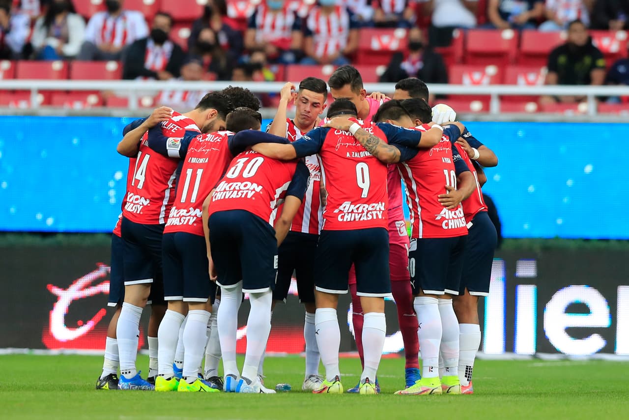 Por el Covid, Chivas viaja a Pachuca en autobús y no en avión