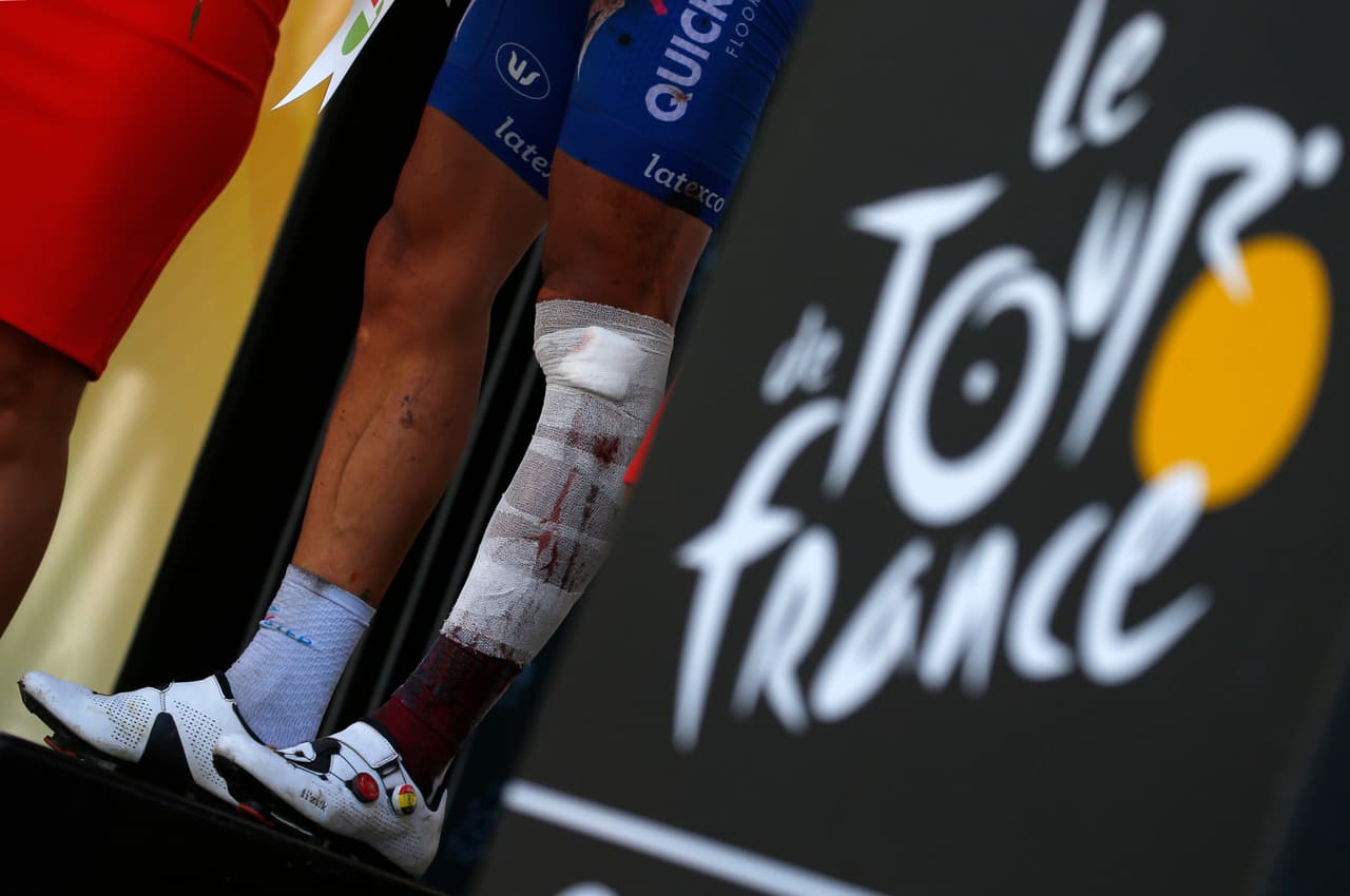 El belga Philippe Gilbert (Quick Step) protagonizó un gran susto en el descenso del Portet d'Aspet al salirse en una curva hacia la izquierda y saltar por encima del pequeño muro de protección.