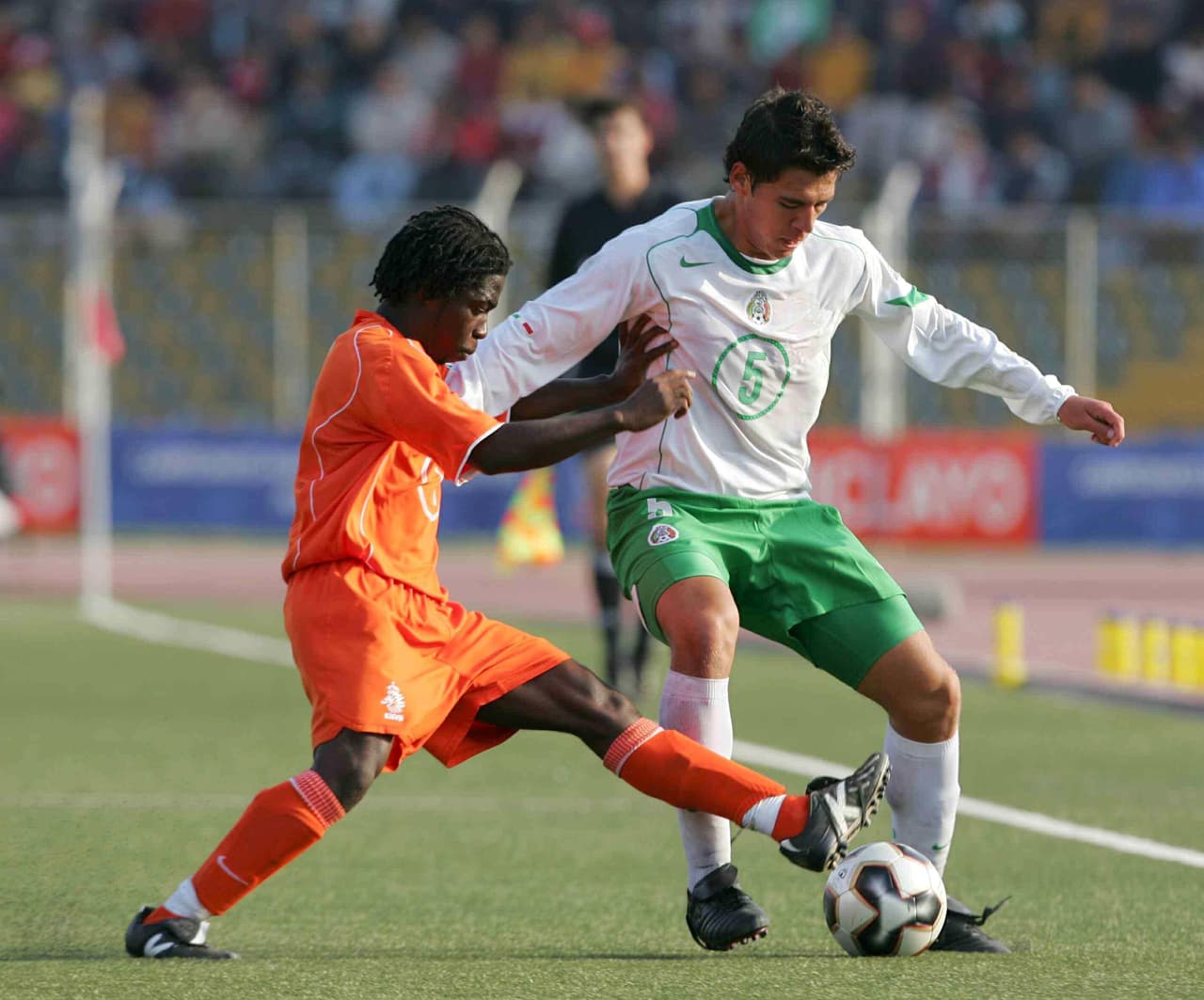 Héctor Moreno debutó con Pumas y posteriormente firmó con el AZ Alkmaar de Holanda.