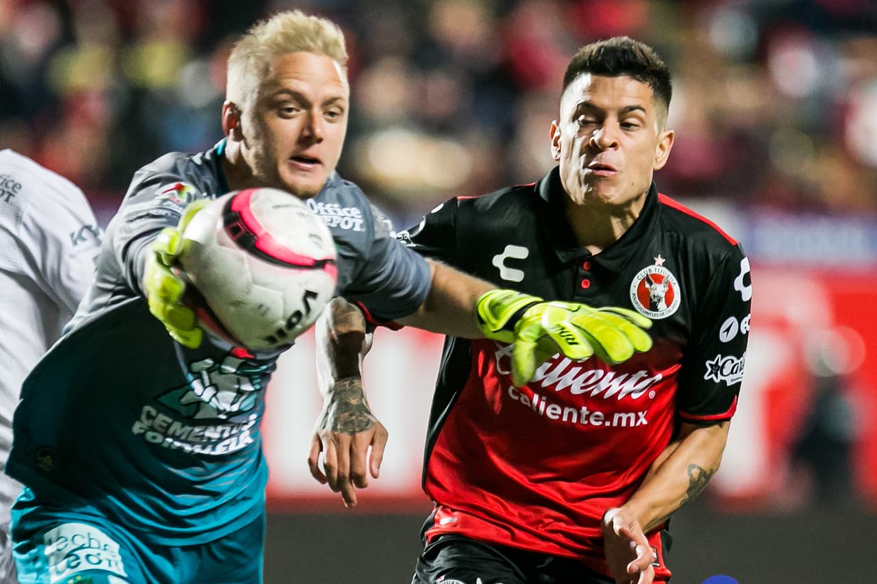 William Yarbrough poco pudo hacer para evitar la caída de su marco en par de ocasiones.