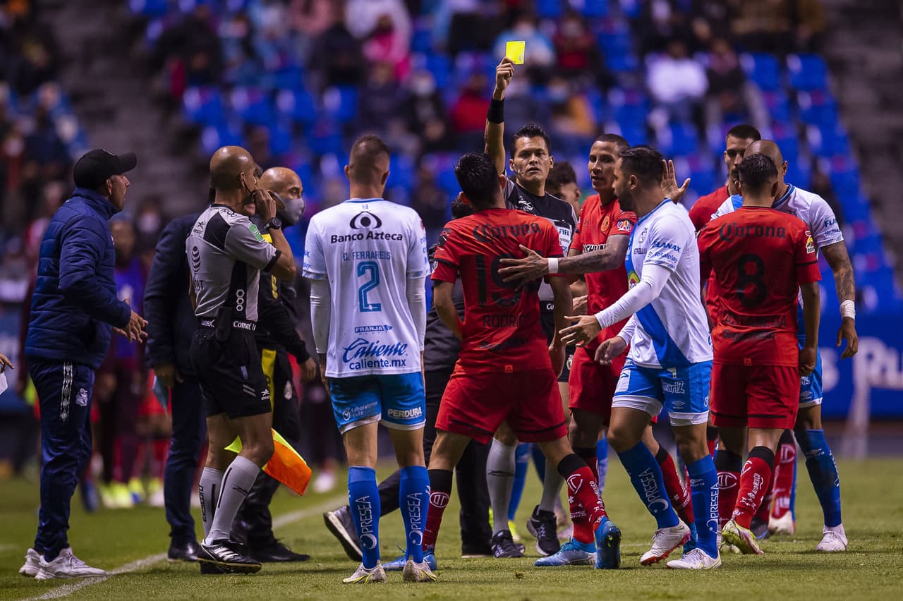 Desde los once pasos, Christian Tabó no perdona y anota el único tanto del encuentro dándole la victoria a Puebla 1-0 sobre Toluca.