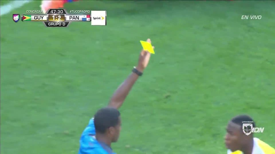 Tarjeta amarilla. El árbitro amonesta a Liam Gordon de Guyana