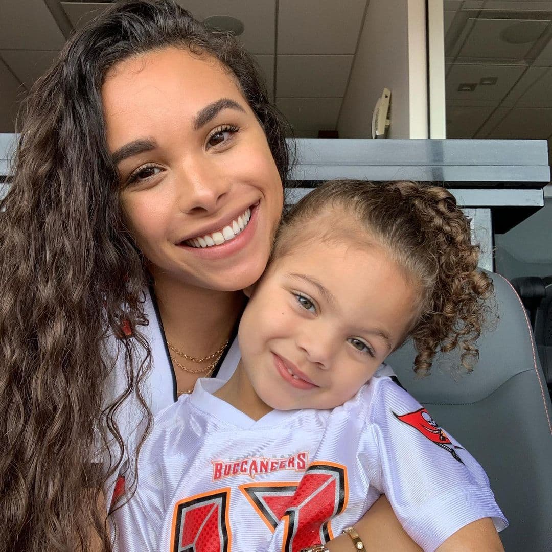 Se conocieron en la Universidad y tienen dos hijas, Mackenzie y Ariah Lynn Evans. Ashli es la portavoz de los Tampa Bay Buccaneers para la campaña Publix ‘Tackle Everything’.