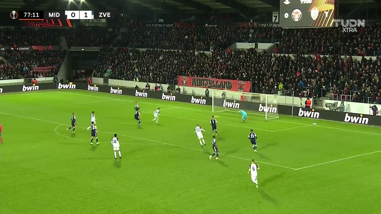 ¡CERCA! Victor Lind disparó que se estrella en el poste.