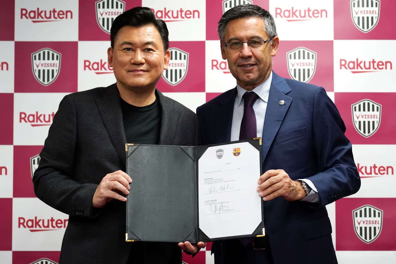 Hiroshi Mikitani y Josep Maria Bartomeu presumen el acuerdo de colaboración entre ambos clubes.