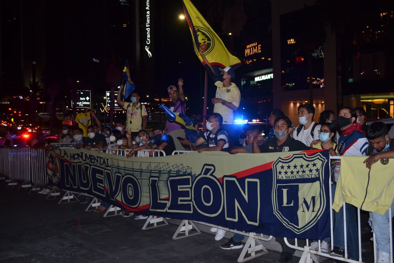 En vísperas de la final de la Concacaf Liga de Campeones donde las Águilas del América enfrentarán a Rayados de Monterrey, al rededor de 250 aficionados se dieron cita a las afueras del hotel de concentración del conjunto azulcrema. Los fans americanistas comenzaron a tocar tambores, cantar porras y encendieron bombas de humo cuando el equipo arribó a las instalaciones.