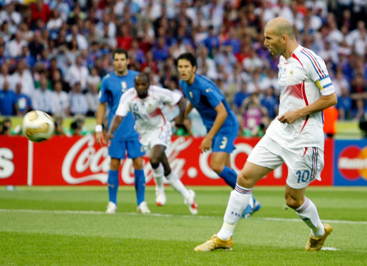 Llegó un penalti a favor de Francia y Zidane cobró con elegancia, aquella que sube a los dioses al Olímpo del fútbol. En su último juego, dejaba una huella de la calidad de su carrera.