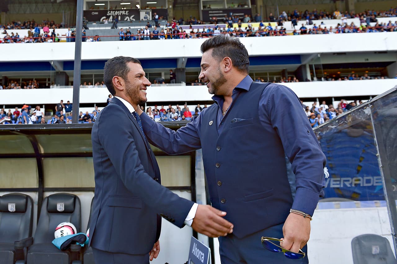 Antonio Mohamed y Jaime Lozano se saludaron afectuosamente antes del arranque del encuentro.