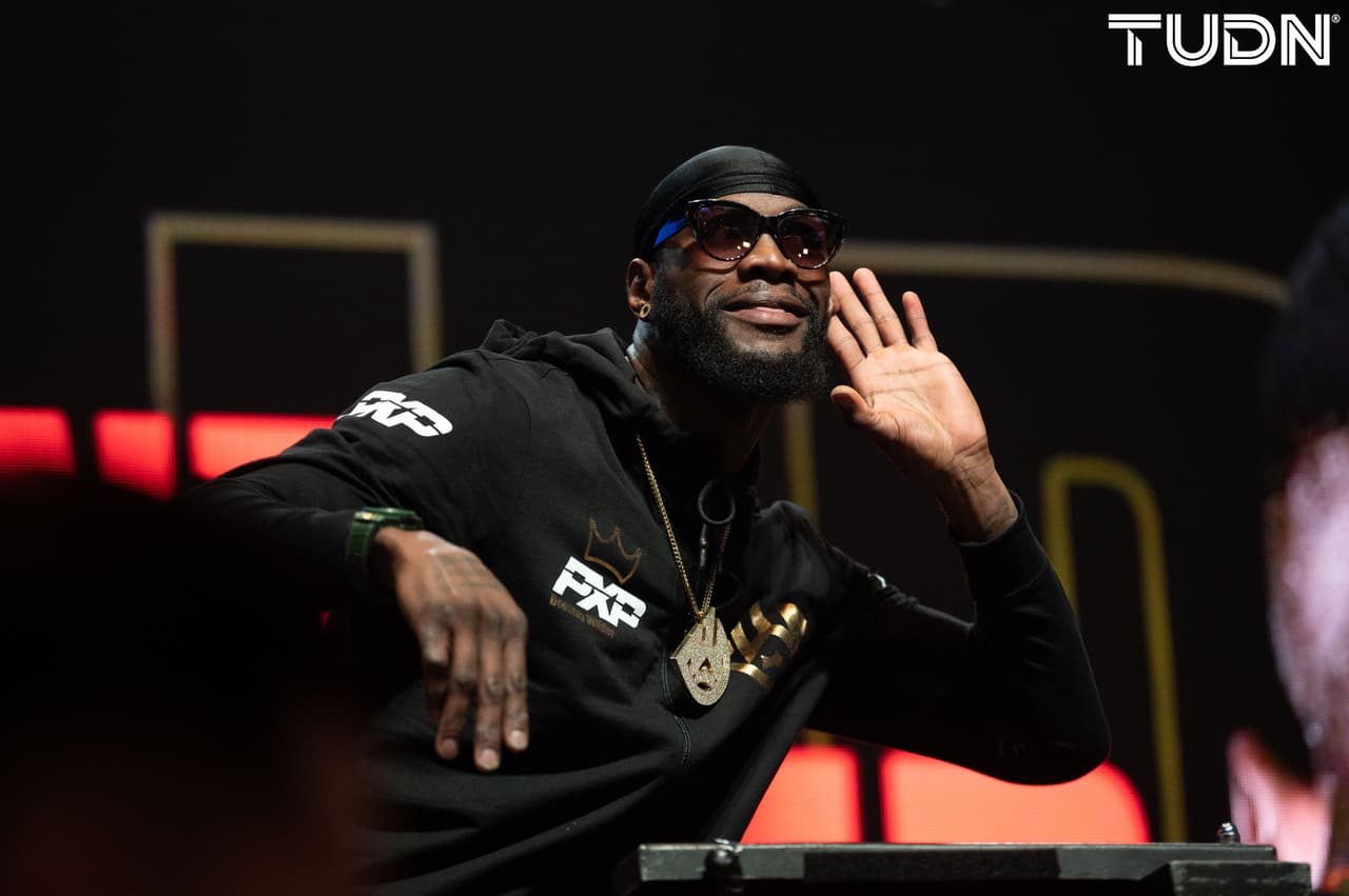 Tyson Fury (273 libras) y Deontay Wilder (231) protagonizaron un pesaje inusual al no poder realizar el tradicional cara a cara.