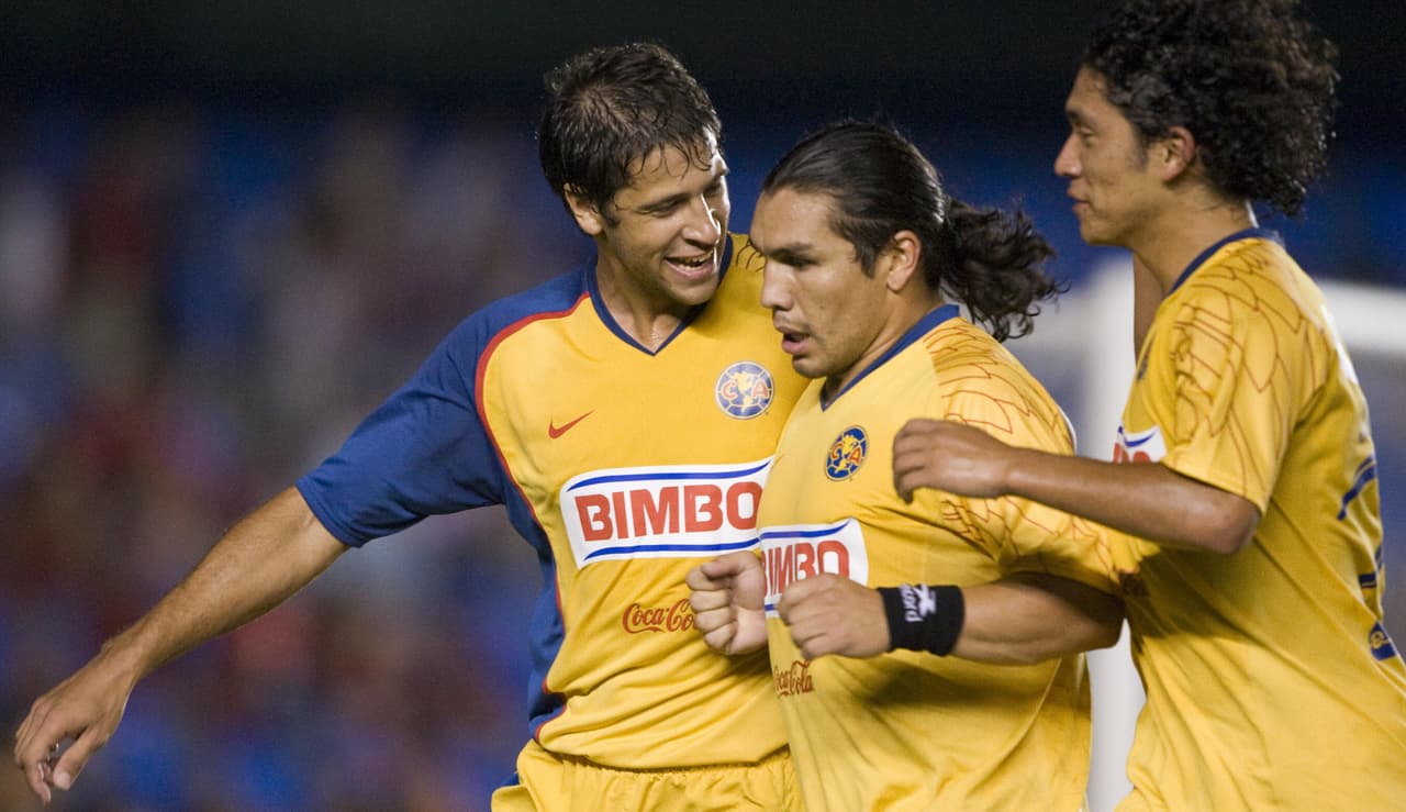 America de Mexico's footballer Salvador Cabanas (C) runs among teammates to celebrate his goal over Flamengo on May 7, 2008, during their Libertadores Cup match in Rio de Janeiro, Brazil. AFP PHOTO ANTONIO SCORZA (Photo credit should read ANTONIO SCORZA/AFP/Getty Images)