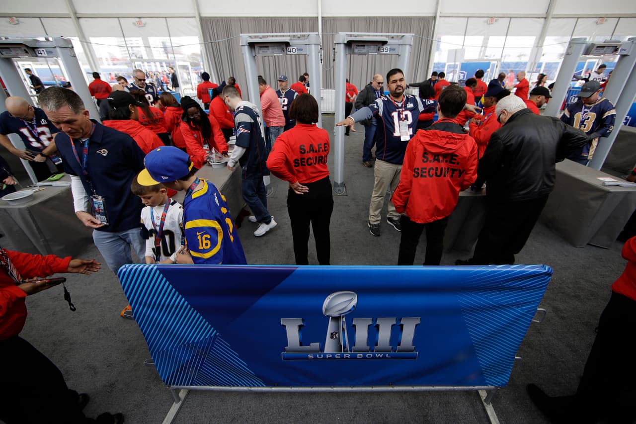Controles de seguridad al ingreso del Mercedes-Benz Stadium.