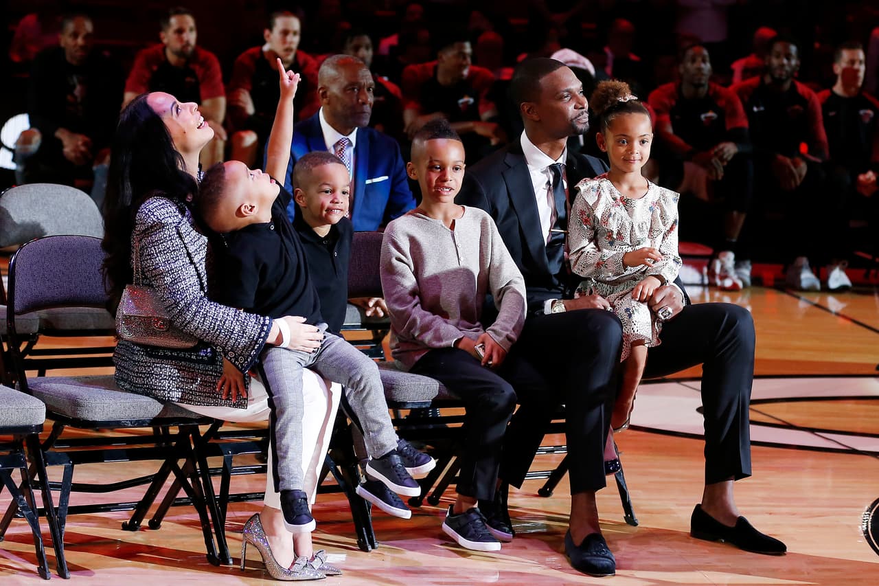Chris Bosh y Adrienne Bosh, junto a sus hijos, se emocionaban mientras todos los asistentes al estadio los aplaudían.
