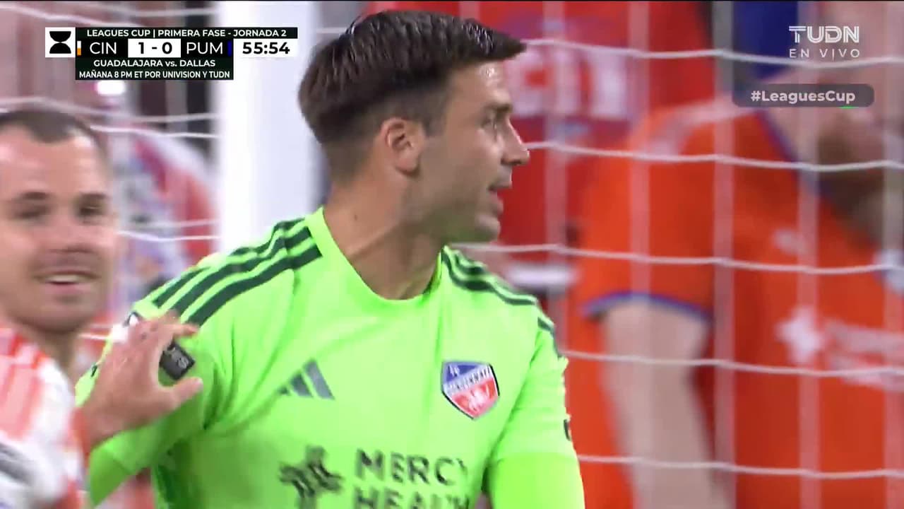 Evan Louro se viste de héroe y salva su portería con tremenda atajada