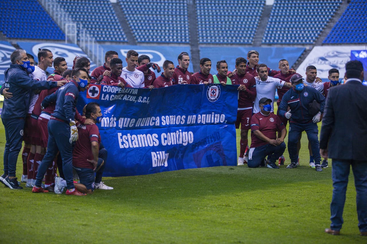 El cuadro de Cruz Azul saltó a la cancha con una manta en apoyo a ‘Billy’ Álvarez.