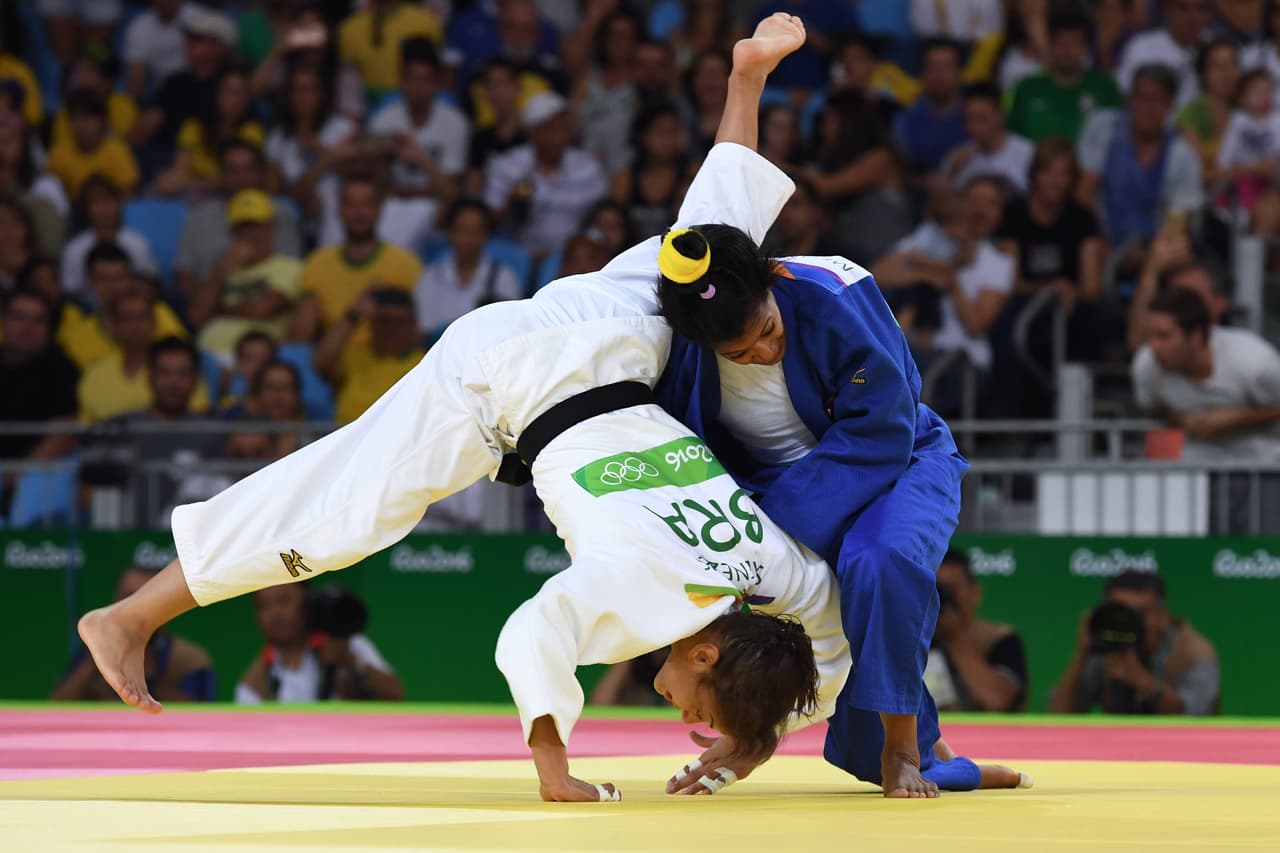 La judoca brasileña Sarah Menezes cayó de forma sorpresiva ante la cubana Dayaris Mestre y dejará vacante el puesto de campeona olímpica.